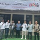 Rombongan Serikat Perusahaan Pers (SPS) Aceh berfoto bersama manajemen Harian Kabar Banten usai pertemuan membahas penguatan kolaborasi media, di Serang, Banten, Senin (9/2/2026). Foto: Dok. Istimewa