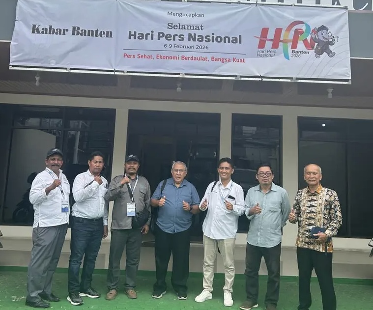 Rombongan Serikat Perusahaan Pers (SPS) Aceh berfoto bersama manajemen Harian Kabar Banten usai pertemuan membahas penguatan kolaborasi media, di Serang, Banten, Senin (9/2/2026). Foto: Dok. Istimewa