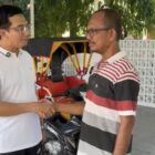 Ketua DPRK Banda Aceh, Irwansyah, S.T., menyerahkan satu unit becak motor kepada Adi, warga Lampriet, sebagai dukungan agar tetap produktif meski dalam keterbatasan fisik. Foto: Dok. DPRK Banda Aceh