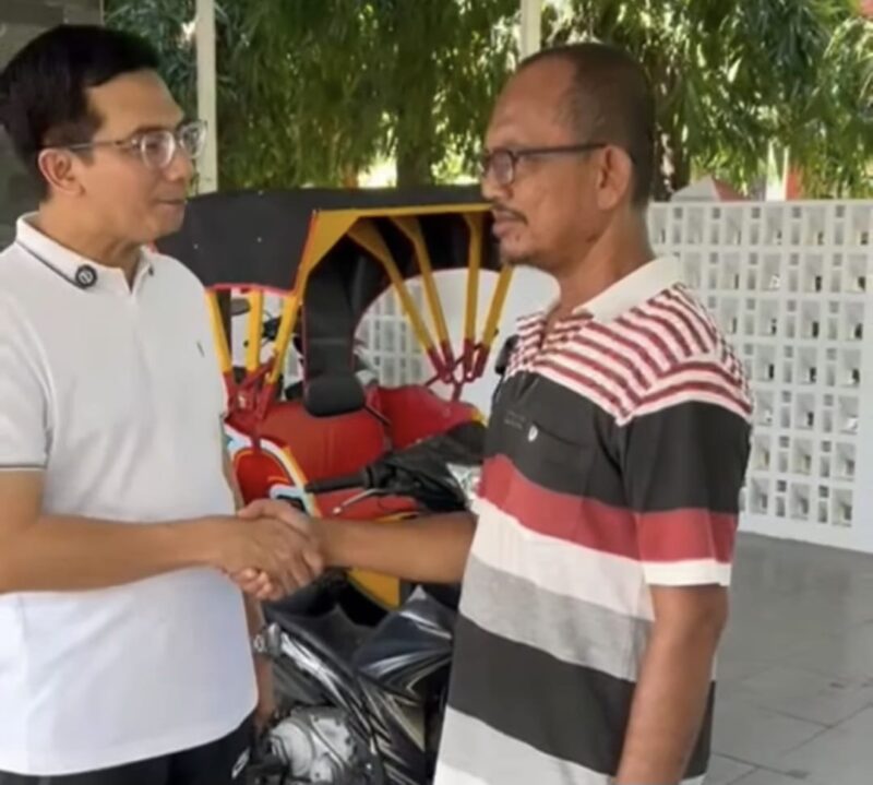 Ketua DPRK Banda Aceh, Irwansyah, S.T., menyerahkan satu unit becak motor kepada Adi, warga Lampriet, sebagai dukungan agar tetap produktif meski dalam keterbatasan fisik. Foto: Dok. DPRK Banda Aceh