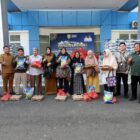 Wali Kota Banda Aceh Illiza Sa’aduddin Djamal menyerahkan paket pangan bersubsidi kepada warga dalam Gerakan Pangan Murah di Kecamatan Meuraxa, Senin (10/2/2026). Foto: Dok. Prokopim Kota Banda Aceh