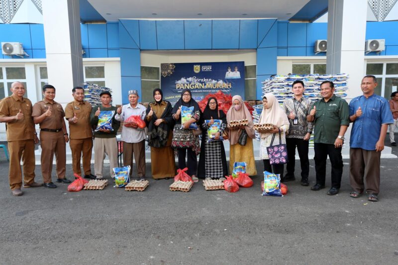 Wali Kota Banda Aceh Illiza Sa’aduddin Djamal menyerahkan paket pangan bersubsidi kepada warga dalam Gerakan Pangan Murah di Kecamatan Meuraxa, Senin (10/2/2026). Foto: Dok. Prokopim Kota Banda Aceh