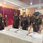 Tiga pejabat Asmadi Syam SH MH sebagai Kasi Pidsus Kejari Aceh Besar, Kepala Seksi Pemulihan Aset dan Pengelolaan Barang Bukti Evan Munandar, S.H., M.H dan ⁠Kepala Seksi Perdata dan Tata Usaha Negara Hazdita Azrica, S.H., M.H menandatangani berita acara, Senin (9/2/2026). Foto: Dok. MC Aceh Besar