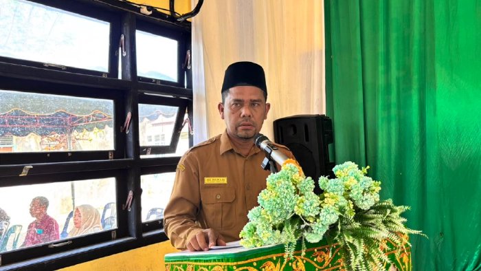 Kepala Dinas Pendidikan Dayah Aceh Besar Abubakar, S.Ag., mewakili Bupati Aceh Besar saat membuka Musrenbang Kecamatan Lhoong di UDKP Lhoong, Senin (9/2/2026). Foto: Dok. MC Aceh Besar