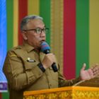 Asisten I Sekdakab Aceh Besar, Farhan AP, memberikan arahan pada Musrenbang RKPD Tahun 2027 Kecamatan Kuta Malaka, Selasa (10/2/2026). Foto: Dok. MC Aceh Besar