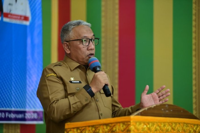 Asisten I Sekdakab Aceh Besar, Farhan AP, memberikan arahan pada Musrenbang RKPD Tahun 2027 Kecamatan Kuta Malaka, Selasa (10/2/2026). Foto: Dok. MC Aceh Besar