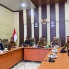 Kabag Perekonomian dan SDA Setdakab Aceh Besar Darwan Asrizal SE MT bersama unsur Forkopimda mengikuti Rapat Koordinasi Pengendalian Inflasi bersama Kemendagri secara virtual dari di Ruang Rapat Lt. 3 Kantor Bupati Aceh Besar di Kota Jantho, Senin (9/2/2026). Foto: Dok. MC Aceh Besar