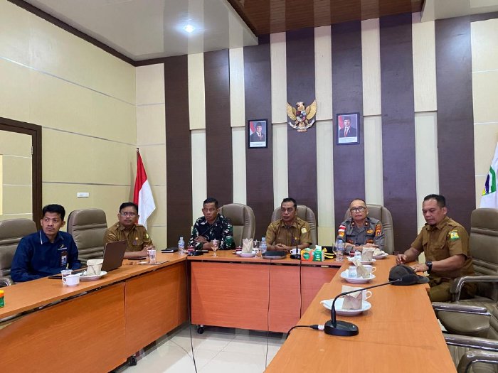 Kabag Perekonomian dan SDA Setdakab Aceh Besar Darwan Asrizal SE MT bersama unsur Forkopimda mengikuti Rapat Koordinasi Pengendalian Inflasi bersama Kemendagri secara virtual dari di Ruang Rapat Lt. 3 Kantor Bupati Aceh Besar di Kota Jantho, Senin (9/2/2026). Foto: Dok. MC Aceh Besar