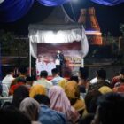 Bupati Aceh Barat Tarmizi SP, MM memimpin Malam Renungan Suci peringatan syahidnya Teuku Umar ke-127 di Suak Ujong Kalak, Batee Puteh, Senin (9/2/2026). Foto: Dok. Pemkab Aceh Barat 