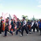 Peserta Napak Tilas Teuku Umar ke-127 berjalan menelusuri rute sejarah di Aceh Barat untuk mengenang perjuangan pahlawan nasional, Selasa (10/2/2026). Foto: Dok. Pemkab Aceh Barat