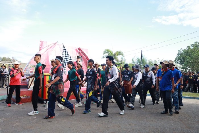 Peserta Napak Tilas Teuku Umar ke-127 berjalan menelusuri rute sejarah di Aceh Barat untuk mengenang perjuangan pahlawan nasional, Selasa (10/2/2026). Foto: Dok. Pemkab Aceh Barat