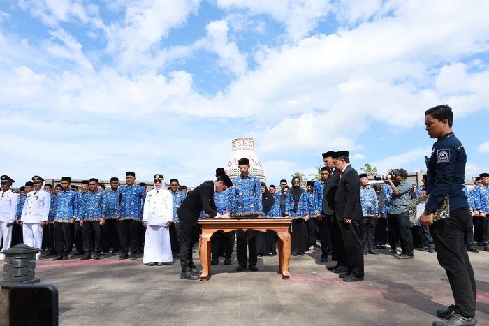 Bupati Aceh Barat, Tarmizi SP, MM melantik dan mengambil sumpah jabatan 132 pejabat eselon III, IV, dan fungsional di Tugu Kupiah Teuku Umar, Selasa (10/2/2026). Foto: Dok. Pemkab Aceh Barat 