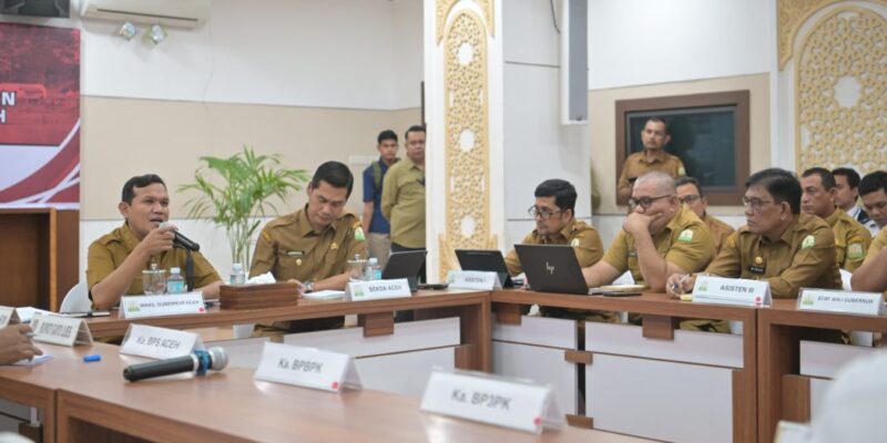 Wakil Gubernur Aceh Fadhlullah memimpin Rapat Koordinasi Penanganan Bencana Hidrometeorologi Fase Transisi Pemulihan di Posko Terpadu Kantor Gubernur Aceh, Senin (9/2/2026). Foto: Dok. Biro Adpim Setda Aceh