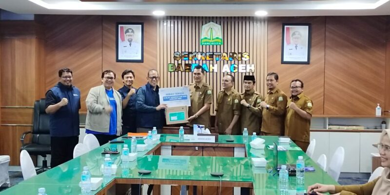Penyerahan bantuan tiga unit USG portabel (VSCAN Air) dari Human Initiative kepada Pemerintah Aceh dalam audiensi di Banda Aceh, Senin (9/2/2026). Foto: Dok. Biro Adpim Setda Aceh