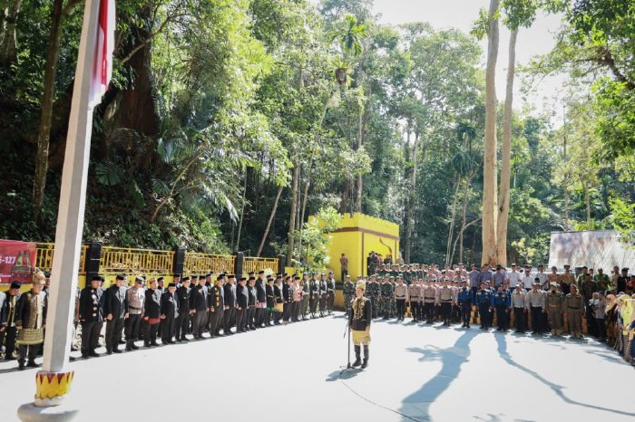 Bupati Aceh Barat Tarmizi SP, MM memimpin upacara ziarah peringatan 127 tahun syahidnya Teuku Umar di Kompleks Makam Teuku Umar, Desa Mugo Rayeuk, Rabu (11/2/2026). Foto: Dok. Pemkab Aceh Barat
