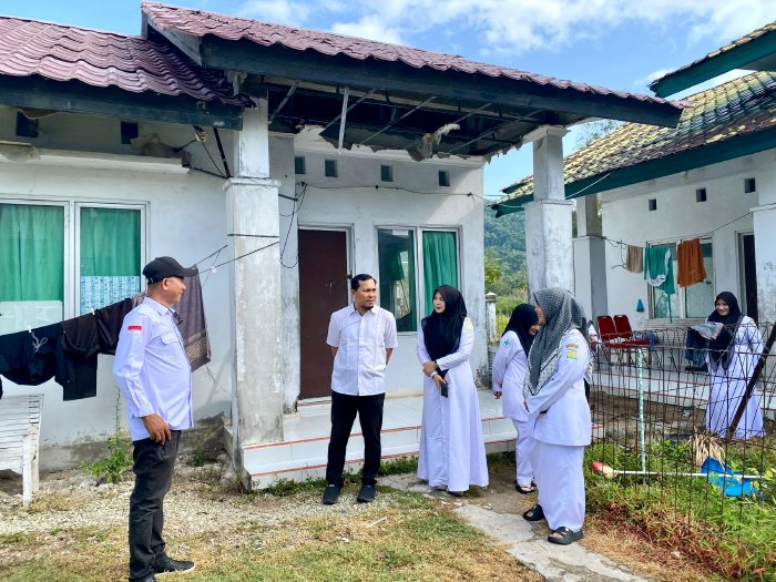 Plt Kadis Kesehatan Aceh Besar Agus Husni meninjau kerusakan fasilitas Puskesmas Pulo Aceh di Gampong Lampuyang, Pulo Breueh, Rabu (11/2/2026). Foto: Dok. MC Aceh Besar