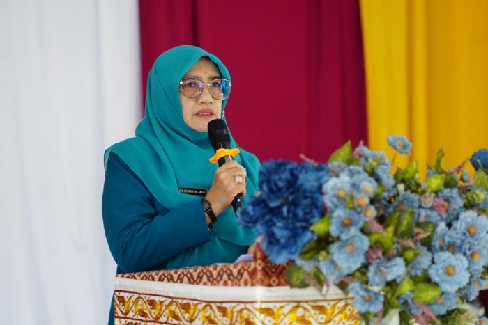 Wakil Ketua I TP–PKK Aceh Besar Hj. Nurul Fazli memberikan arahan kepada TP–PKK dan Bunda PAUD Gampong Lon Asan agar fokus pada penurunan stunting dan peningkatan kualitas pendidikan anak usia dini, Rabu (11/2/2026). Foto: Dok. Mc Aceh Besar