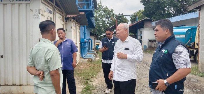 Plt Dirut PDAM Tirta Mountala Aceh Besar, Ir. Yusmadi, MM, meninjau WTP Siron untuk memastikan pelayanan air bersih berjalan maksimal, Rabu (11/2/2026). Foto: Dok. MC Aceh Besar
