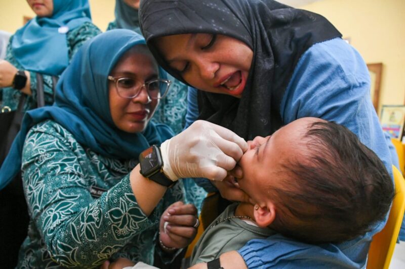 Ketua TP PKK Kota Banda Aceh, Dessy Maulidha, meninjau pelayanan Posyandu Gampong Lamlagang, Kecamatan Banda Raya, didampingi kader posyandu, Rabu (11/2/2026). Foto: Dok. Prokopim Kota Banda Aceh