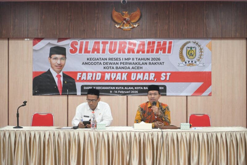 Ketua Komisi IV DPRK Banda Aceh Farid Nyak Umar, ST berdialog dengan da’i dan da’iyah dalam kegiatan Reses I Masa Persidangan II Tahun 2026 di Aula Bapelkes Banda Aceh, Rabu (11/2/2026). Foto: Dok. DPRK Banda Aceh