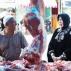 Wali Kota Banda Aceh Illiza Sa’aduddin Djamal berbincang dengan salah satu pedagang daging. Foto: Dok. Prokopim Kota Banda Aceh