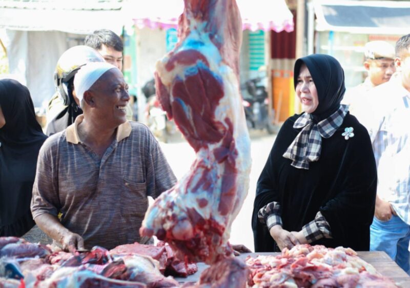 Wali Kota Banda Aceh Illiza Sa’aduddin Djamal berbincang dengan salah satu pedagang daging. Foto: Dok. Prokopim Kota Banda Aceh