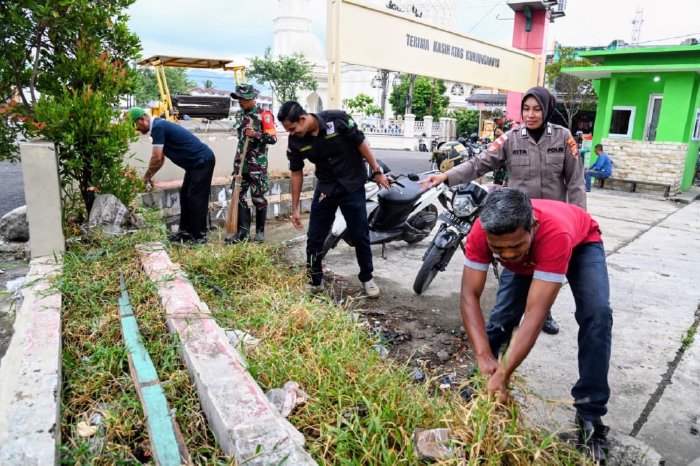 Forkopimcam Ingin Jaya bersama masyarakat membersihkan Masjid Jamik Lambaro dan area MPP Aceh Besar, Kamis (12/2/2026). Foto: Dok. MC Aceh Besar