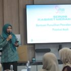 Ketua TP-PKK Aceh, Ny. Marlina Muzakir, saat memberikan sambutan pada agenda penyerahan bantuan dari Solidaritas Perempuan Indonesia (Seruni) Kabinet Merah Putih bagi masyarakat terdampak bencana hidromeoterologi Aceh, di Kantor Badan Pengelola Migas Aceh (BPMA), Banda Aceh, Rabu (11/2/2026). Foto: Dok. Biro Adpim Setda Aceh