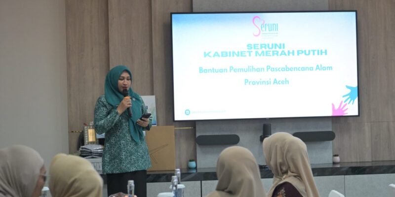Ketua TP-PKK Aceh, Ny. Marlina Muzakir, saat memberikan sambutan pada agenda penyerahan bantuan dari Solidaritas Perempuan Indonesia (Seruni) Kabinet Merah Putih bagi masyarakat terdampak bencana hidromeoterologi Aceh, di Kantor Badan Pengelola Migas Aceh (BPMA), Banda Aceh, Rabu (11/2/2026). Foto: Dok. Biro Adpim Setda Aceh
