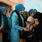 Ketua TP PKK Aceh Marlina Muzakir mendampingi Ketua Umum TP PKK Pusat Tri Tito Karnavian saat menyalurkan bantuan kepada warga terdampak bencana di Gampong Pante Baroe Kumbang, Kecamatan Peusangan Siblah Krueng, Bireuen, Senin (9/2/2026). Foto: Dok. Biro Adpim Setda Aceh