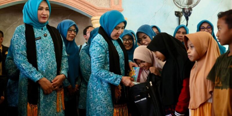 Ketua TP PKK Aceh Marlina Muzakir mendampingi Ketua Umum TP PKK Pusat Tri Tito Karnavian saat menyalurkan bantuan kepada warga terdampak bencana di Gampong Pante Baroe Kumbang, Kecamatan Peusangan Siblah Krueng, Bireuen, Senin (9/2/2026). Foto: Dok. Biro Adpim Setda Aceh