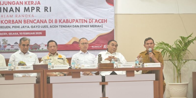 Wakil Gubernur Aceh, H. Fadhlullah, didampingi Sekda Aceh, M. Nasir, S.IP, MPA, serta jajaran Pemerintah Aceh, saat menerima kunjungan kerja Pimpinan MPR-RI, beserta Mendagri RI/Ketua Satgas Percepatan Rehabilitasi dan Rekonstruksi Pascabencana Sumatera, Muhammad Tito Karnavian, dalam rangka menyerahkan bantuan untuk korban bencana hidrometeorologi Aceh di 8 Kabupaten/Kota, di Posko Terpadu Masa Transisi Darurat ke Pemulihan Bencana Hidrometeorologi Aceh, Banda Aceh, Selasa (10/2/2026). Foto: Dok. Biro Adpim Setda Aceh