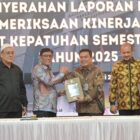 Asisten Administrasi Umum Sekda Aceh Muhammad Diwarsyah menerima Laporan Hasil Pemeriksaan (LHP) dari Kepala BPK Perwakilan Aceh Andri Yogama di Banda Aceh, Kamis (12/2/2026). Foto: Dok. Biro Adpim Setda Aceh