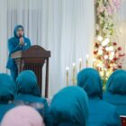 Hj. Rita Mayasari Ketua TP-PKK Kabupaten Aceh Besar Memberikan Sambutan usai menyaksikan Pelantikan sebanyak 15 Ketua Tim Penggerak PKK Gampong dan mengukuhkan Bunda PAUD Gampong di Kecamatan Ingin Jaya, berlangsung di Aula Kantor Camat Ingin Jaya, Kamis (12/2/2026). Foto: Dok. MC Aceh Besar