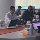 Sekda Aceh, M. Nasir S,IP, MPA, didampingi Kepala SKPA/Biro terkait, saat mengikuti Rapat Konfirmasi Rencana Aksi Percepatan Rehabilitasi dan Rekonstruksi Pascabencana Sumatera, di Ruang Rapat lantai 20, Gedung Menara Bappenas, Jakarta, Kamis, (12/2/2026). Foto: Dok. Biro Adpim Setda Aceh