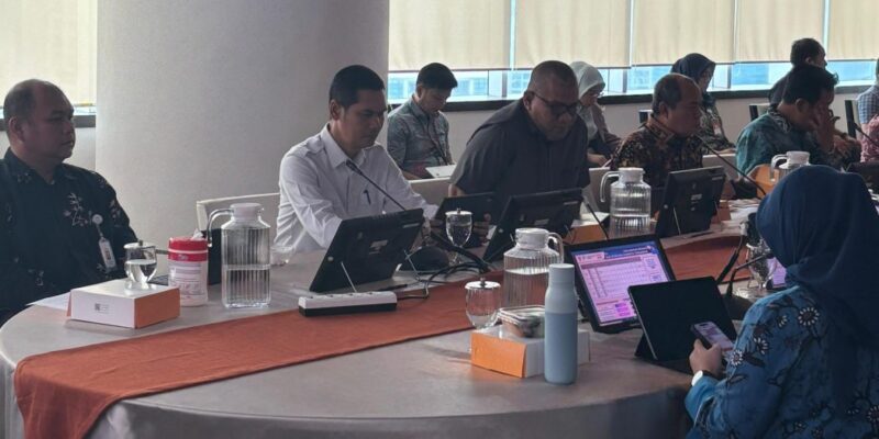 Sekda Aceh, M. Nasir S,IP, MPA, didampingi Kepala SKPA/Biro terkait, saat mengikuti Rapat Konfirmasi Rencana Aksi Percepatan Rehabilitasi dan Rekonstruksi Pascabencana Sumatera, di Ruang Rapat lantai 20, Gedung Menara Bappenas, Jakarta, Kamis, (12/2/2026). Foto: Dok. Biro Adpim Setda Aceh 