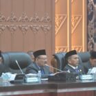 Asisten Administrasi Umum Sekda Aceh, Drs. Muhammad Diwarsyah, M.Si, saat menghadiri Rapat Paripurna DPRA, di Gedung Utama DPRA, Banda Aceh, Kamis, (12/2/2026). Foto: Dok. Biro Adpim Setda Aceh