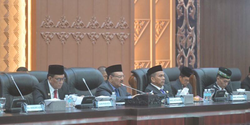 Asisten Administrasi Umum Sekda Aceh, Drs. Muhammad Diwarsyah, M.Si, saat menghadiri Rapat Paripurna DPRA, di Gedung Utama DPRA, Banda Aceh, Kamis, (12/2/2026). Foto: Dok. Biro Adpim Setda Aceh 