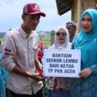 Ketua TP PKK Aceh, Ny. Marlina Muzakir, bersama Ketua Staf Ahli TP-PKK Aceh, Ny. Mukarramah Fadhlullah, menyerahkan bantuan seekor sapi meugang untuk masyarakat, di Gampong Paya Raboe Kecamatan Sawang, Aceh Utara, Jum’at (13/2/2026). Foto: Dok. Biro Adpim Setda Aceh