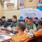 Bupati Aceh Barat, Tarmizi SP, MM, memberi bantuan stimulan untuk perbaikan rumah rusak akibat banjir dan longsor di Meulaboh, Jumat (13/2/2026). Foto: Dok. Pemkab Aceh Barat