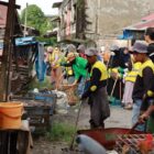 ASN, TNI, Polri, dan aparat desa Aceh Barat melakukan gotong royong massal dalam Gerakan Asri di Pasar Bina Usaha dan Pantai Ujong Karang, Jumat (13/2/2026). Foto: Dok. Pemkab Aceh Barat