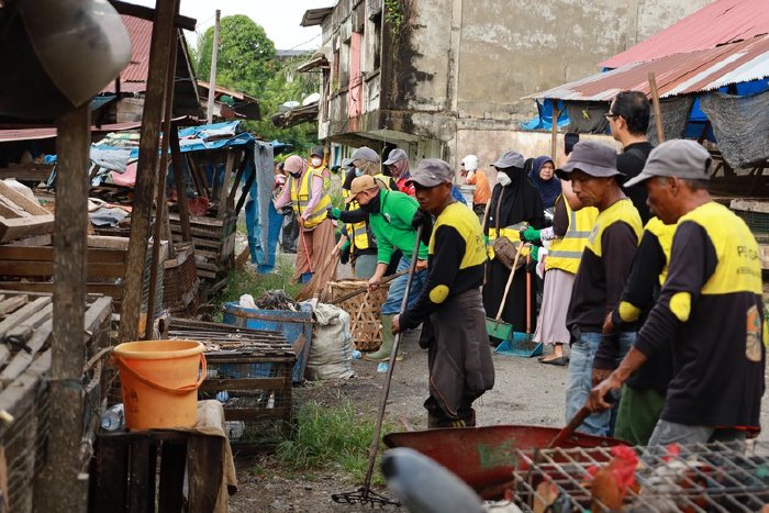 ASN, TNI, Polri, dan aparat desa Aceh Barat melakukan gotong royong massal dalam Gerakan Asri di Pasar Bina Usaha dan Pantai Ujong Karang, Jumat (13/2/2026). Foto: Dok. Pemkab Aceh Barat