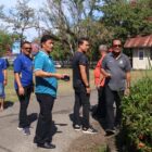 Wakil Bupati Aceh Besar, Syukri, memantau langsung kegiatan gotong royong massal Aparatur Sipil Negara (ASN) dalam rangka menyambut Bulan Suci Ramadhan 1447 Hijriah di wilayah Kabupaten Aceh Besar, Jumat (13/02/2026). Foto: Dok. MC Aceh Besar