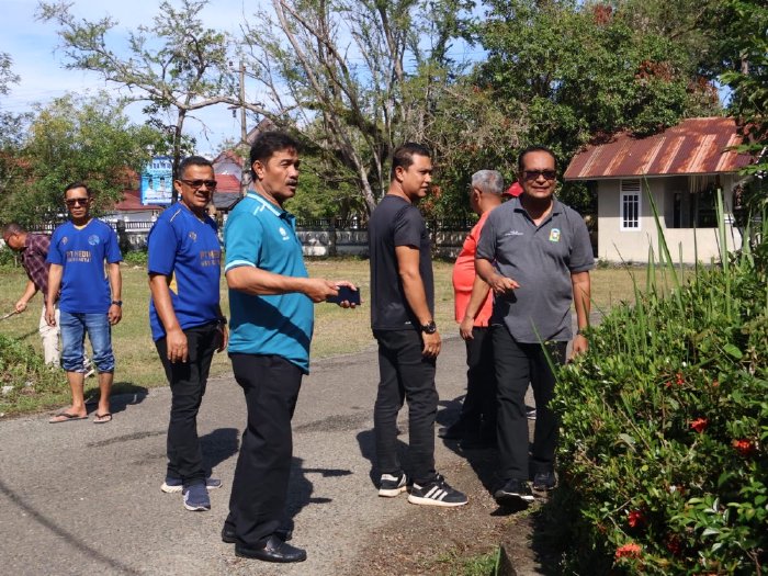 Wakil Bupati Aceh Besar, Syukri, memantau langsung kegiatan gotong royong massal Aparatur Sipil Negara (ASN) dalam rangka menyambut Bulan Suci Ramadhan 1447 Hijriah di wilayah Kabupaten Aceh Besar, Jumat (13/02/2026). Foto: Dok. MC Aceh Besar