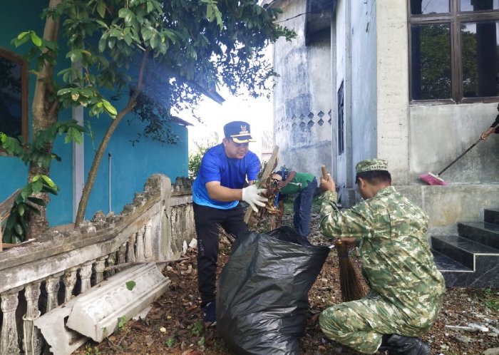 Camat Darul Kamal Husaini SPd.I bersama personel Koramil memungut sampah di Masjid Jamik Baitul Kiram, Peukan Biluy, Kecamatan Darul Kamal, Kabupaten Aceh Besar, Jumat (13/2/2026). Foto: Dok. Mc Aceh Besar
