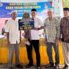 Prosesi Penyerahan bantuan Sumbangan Untuk 30 Orang Anak Yatim Oleh Ardian Keuchik Gue Gajah, berlangsung di Gampong Gue Gajah, Darul Imarah, Aceh Besar, Jumat, (13/02/2026). Foto: Dok. MC Aceh Besar