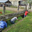 Forkopimcam Blang Bintang bersama aparat dan masyarakat melaksanakan gotong royong massal membersihkan bundaran dan jalan protokol menuju Lanud Iskandar Muda, Sabtu (14/02/2026). Foto: Dok. MC Aceh Besar