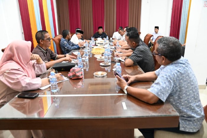 Bupati Aceh Besar H. Muharram Idris memimpin rapat peningkatan kinerja OPD di Gedung Dekranasda Aceh Besar, Jumat (13/2/2026). Foto: Dok. MC Aceh Besar