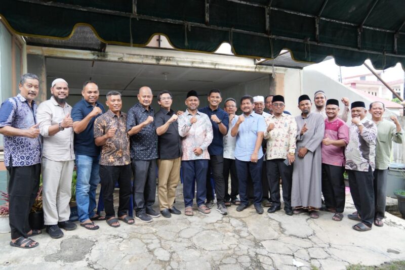 Wawalko Banda Aceh Afdhal Khalilullah dan Ketua TP PKK Dessy Maulidha menghadiri syukuran Keuchik Jeulingke di Kompleks Perumnas Jeulingke, Sabtu (14/2/2026). Foto: Dok. Prokopim Kota Banda Aceh