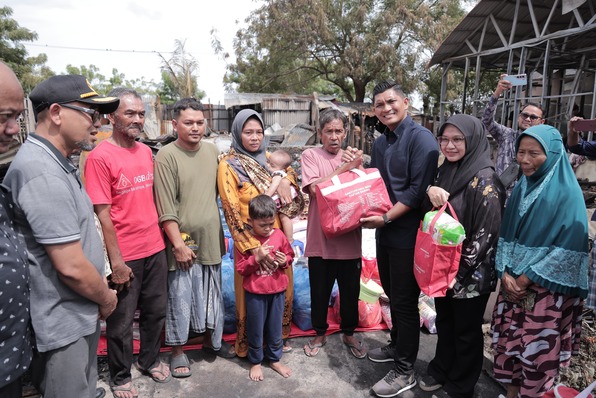 Wakil Wali Kota Banda Aceh Afdhal Khalilullah menyerahkan bantuan masa panik kepada korban kebakaran di Gampong Alue Naga, Kecamatan Syiah Kuala, Sabtu (14/2/20/6). Foto: Dok. Prokopim Kota Banda Aceh